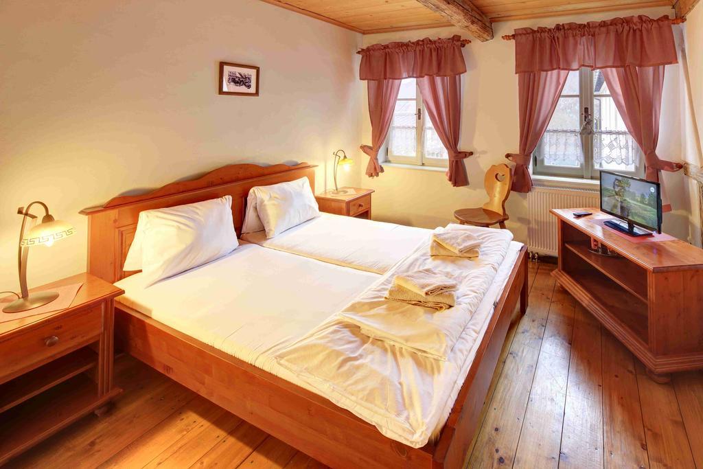 Hradni Basta Hotel Becov nad Teplou Exterior photo